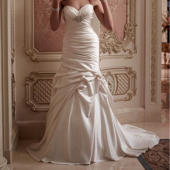 Stunning Wedding Gown Size 6 - Picture 1 of 11